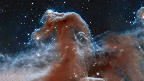 Sigma Orionis tarafından aydınlatılan Atbaşı Bulutsusu üst sırt