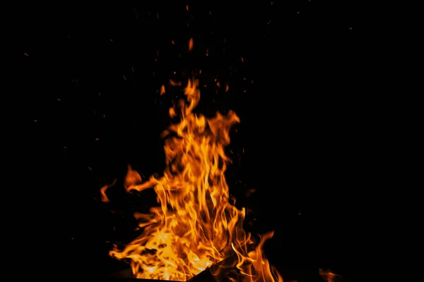 Brûlure avec flammes Feu orange et rouge isolé — Photo