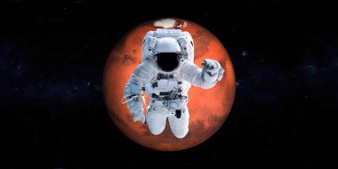 Mars gezegeninin önünde astronot