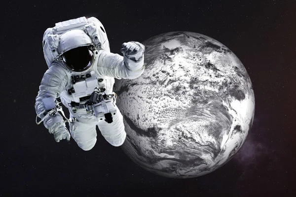 靠近冰冻地球的宇航员 — 图库照片