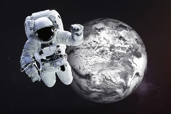 Donmuş Dünya'ya yakın astronot