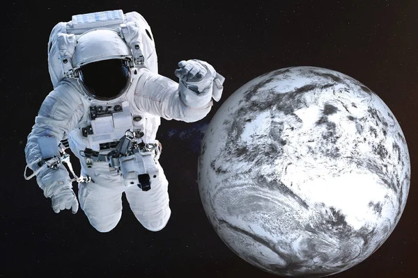 Donmuş Dünya gezegeninin yakınında bir astronot.