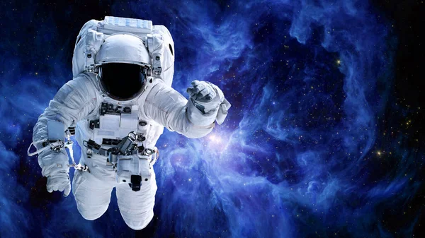 Космонавт в космосе возле меча Ориона — стоковое фото