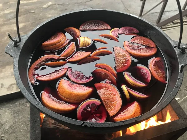 Vino caliente con especias y frutas diversas —  Fotos de Stock