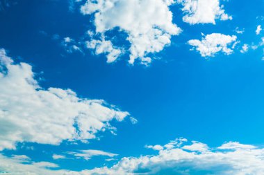 Açık mavi gökyüzünde güzel bulutlar