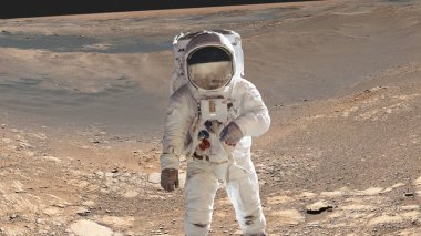 Mars yüzeyinde kaskında siyah cam olan tek bir astronot. Bu görüntünün elementleri NASA tarafından döşendi.