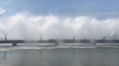 Üretim tesisi, ısı ve elektrik santralinin soğutma işlemini sağlayan havuzu su sıçratıyor. Ses ile birlikte 4k video görüntüsü.