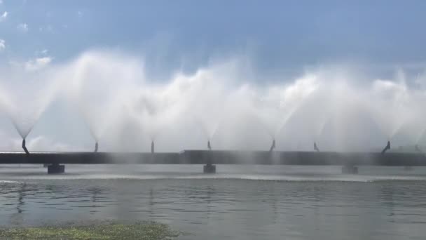 Üretim Tesisi Isı Elektrik Santralinin Soğutma Işlemini Sağlayan Havuzu Sıçratıyor — Stok video