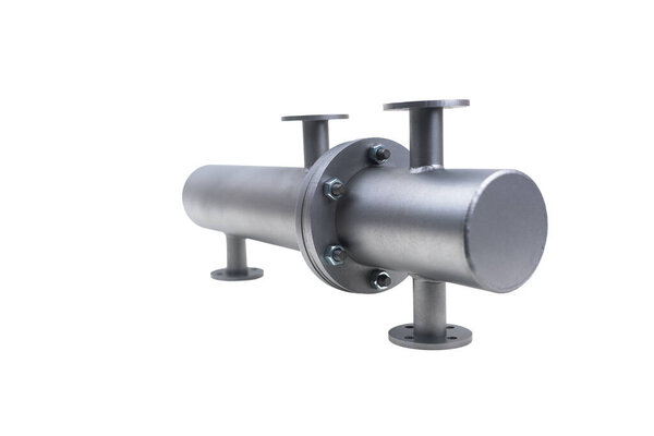 Оболочка и трубка теплообменник изолированы на белом фоне. Селективный фокус
.