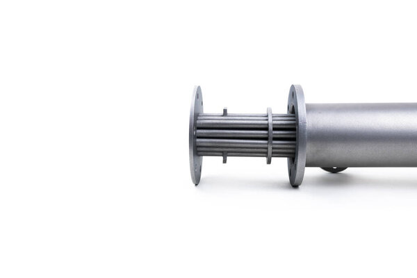 Оболочка и трубчатый теплообменник разобраны изолированы на белом фоне с копипространством. Селективный фокус
.