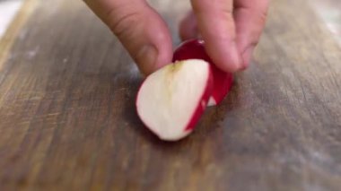 Tahtada bıçakla turpları dilimlemek.