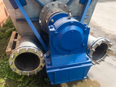 Standart olmayan tasarımın yatay kışkırtıcısı. Kimyasal bir girişimde mineral taşlarının süspansiyonunu karıştırmak için tasarlanmış..