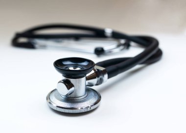 Beyaz arkaplanda stetoskop ya da fonendoskop