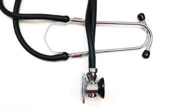 Beyaz arkaplanda stetoskop ya da fonendoskop