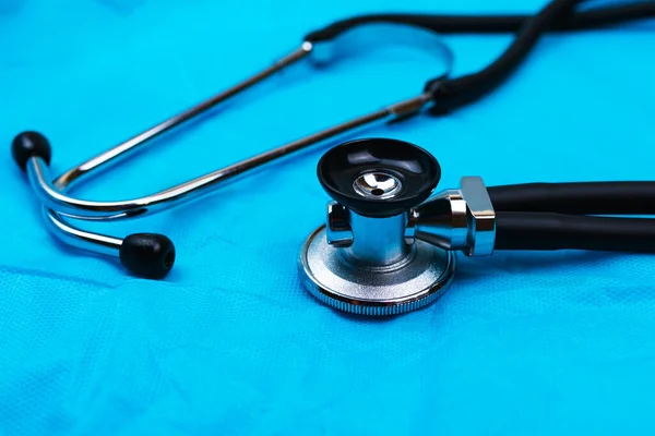 Stetoskop och fonoskop på den blå medicinska väven — Stockfoto