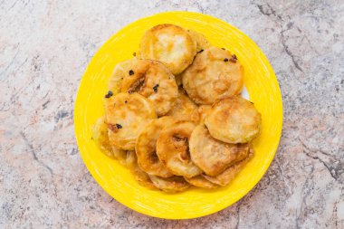 Sarı tabakta ev yapımı kabak halkaları.