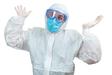 Beyaz koruyucu giysi ve beyaz arka planda izole edilmiş maske giyen elleri havada şaşırmış bir erkek doktor.