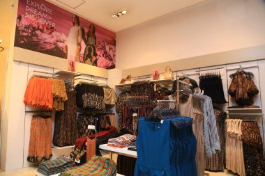 Colombo, Sri Lanka - 25 Eylül 2018: Bayanlar geniş görünüm giymek giysi elbise etek Frocks pantolon, ceket, raflar, raflar ve askılar içinde büyük bir alışveriş merkezinde bir moda perakende mağaza ile.;