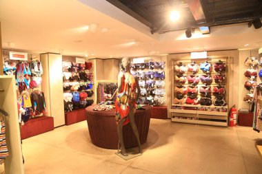 Colombo, Sri Lanka - 25 Eylül 2018: Bayanlar geniş görünüm giymek giysi elbise etek Frocks pantolon, ceket, raflar, raflar ve askılar içinde büyük bir alışveriş merkezinde bir moda perakende mağaza ile.;