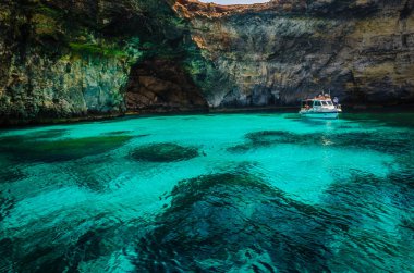 Blue Lagoon, Malta - Blue Lagoon Adası Comino mavi gökyüzü ile bir parlak güneşli yaz gününde üzerinde mağaralar