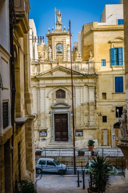 Antik şehir Valletta, Malta renkli balkonlu dar engebeli yol dönüm noktası
