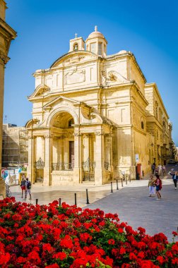 Antik şehir Valletta, Malta renkli balkonlu dar engebeli yol dönüm noktası