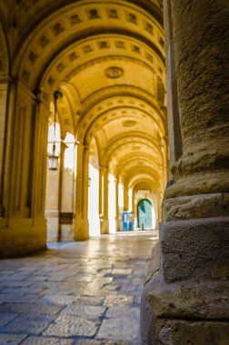 Antik şehir Valletta, Malta renkli balkonlu dar engebeli yol dönüm noktası