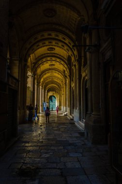 Antik şehir Valletta, Malta renkli balkonlu dar engebeli yol dönüm noktası