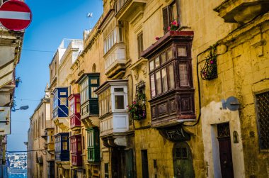 Antik şehir Valletta, Malta renkli balkonlu dar engebeli yol dönüm noktası