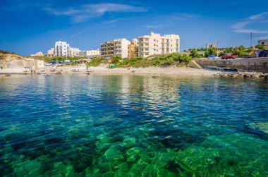Kasaba ve Bay, Marsalforn, Gozo, Malta Marnixkade kıyı şeridi görünümü