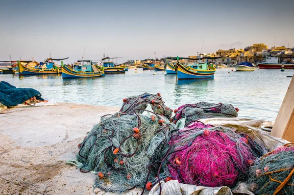Geleneksel Akdeniz Limanı balıkçı köyü Marsaxlokk, Malta renkli tekneler Luzzu gözlü