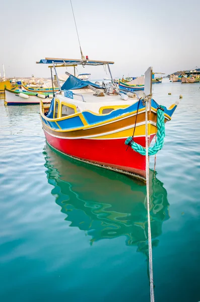 Geleneksel Akdeniz Limanı balıkçı köyü Marsaxlokk, Malta renkli tekneler Luzzu gözlü