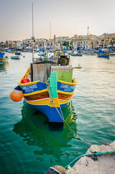 Geleneksel Akdeniz Limanı balıkçı köyü Marsaxlokk, Malta renkli tekneler Luzzu gözlü