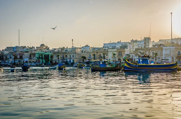 Geleneksel Akdeniz Limanı balıkçı köyü Marsaxlokk, Malta renkli tekneler Luzzu gözlü