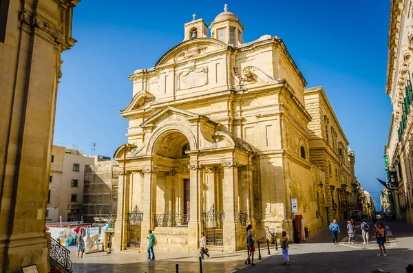 Marco Estrada Estreita Montanhosa Com Varanda Colorida Antiga Cidade Valletta — Fotografia de Stock