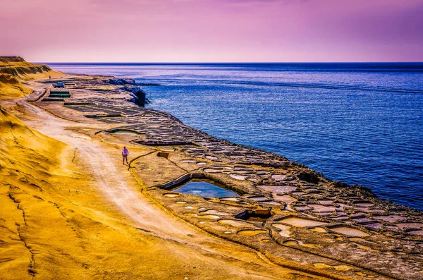 Deniz tuzu çıkarma deniz suyu, Marsalforn, Gozo, Malta için eski tuz tava