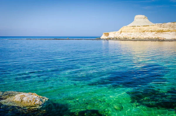 Kasaba ve Bay, Marsalforn, Gozo, Malta Marnixkade kıyı şeridi görünümü