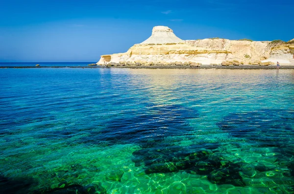 Kasaba ve Bay, Marsalforn, Gozo, Malta Marnixkade kıyı şeridi görünümü