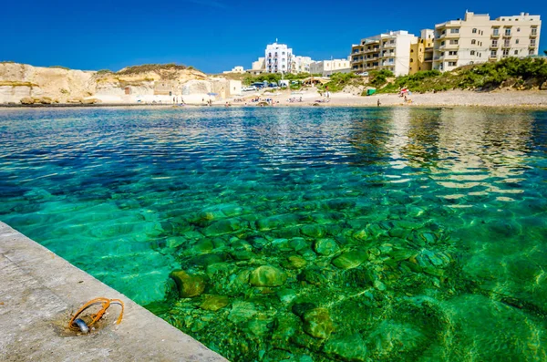 Kasaba ve Bay, Marsalforn, Gozo, Malta Marnixkade kıyı şeridi görünümü