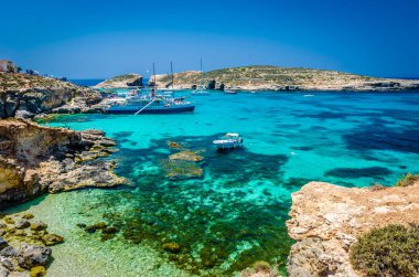 Blue Lagoon, Malta - Blue Lagoon Adası Comino mavi gökyüzü ile bir parlak güneşli yaz gününde üzerinde mağaralar
