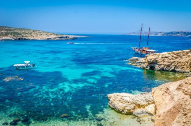 Blue Lagoon, Malta - Blue Lagoon Adası Comino mavi gökyüzü ile bir parlak güneşli yaz gününde üzerinde mağaralar