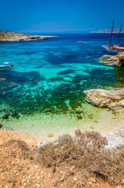 Blue Lagoon, Malta - Blue Lagoon Adası Comino mavi gökyüzü ile bir parlak güneşli yaz gününde üzerinde mağaralar
