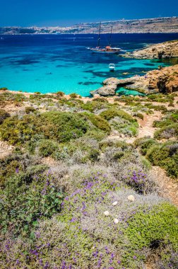 Blue Lagoon, Malta - Blue Lagoon Adası Comino mavi gökyüzü ile bir parlak güneşli yaz gününde üzerinde mağaralar