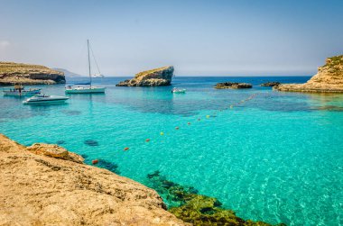 Blue Lagoon, Malta - Blue Lagoon Adası Comino mavi gökyüzü ile bir parlak güneşli yaz gününde üzerinde mağaralar
