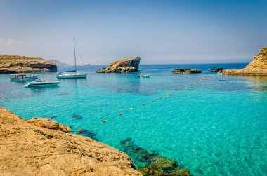 Blue Lagoon, Malta - Blue Lagoon Adası Comino mavi gökyüzü ile bir parlak güneşli yaz gününde üzerinde mağaralar