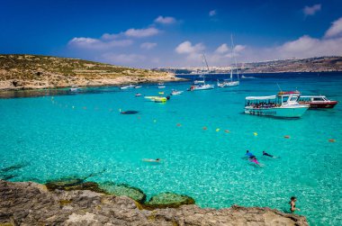 Blue Lagoon, Malta - Blue Lagoon Adası Comino mavi gökyüzü ile bir parlak güneşli yaz gününde üzerinde mağaralar