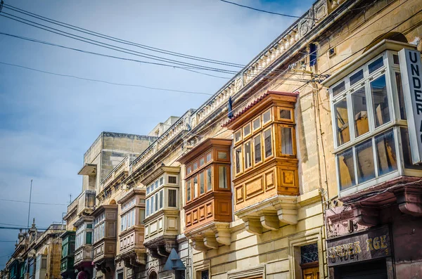 Antik şehir Valletta, Malta renkli balkonlu dar engebeli yol dönüm noktası