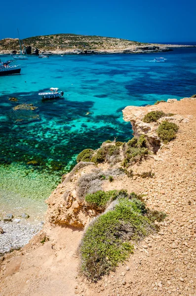 Blue Lagoon, Malta - Blue Lagoon Adası Comino mavi gökyüzü ile bir parlak güneşli yaz gününde üzerinde mağaralar