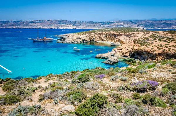 Blue Lagoon, Malta - Blue Lagoon Adası Comino mavi gökyüzü ile bir parlak güneşli yaz gününde üzerinde mağaralar