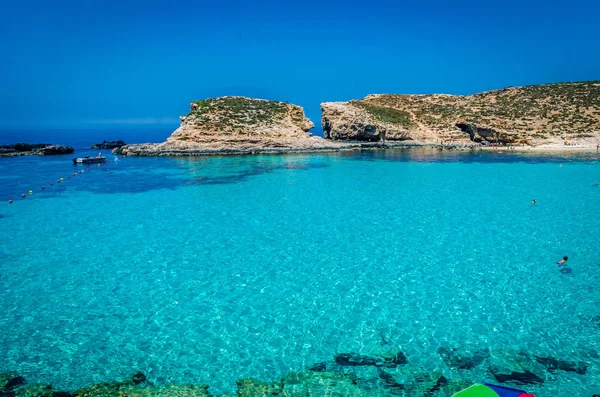 Blue Lagoon, Malta - Blue Lagoon Adası Comino mavi gökyüzü ile bir parlak güneşli yaz gününde üzerinde mağaralar